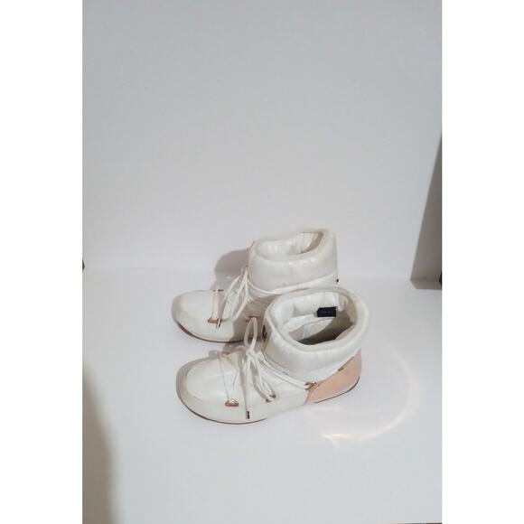 Women's The Original Moon Boot White With Rose Gold Tone Hardware Size 7 1/2 - Picture 2 of 11